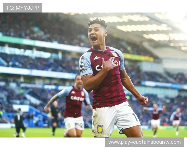 沃特金斯进球后致敬看台患病球迷的温情一刻